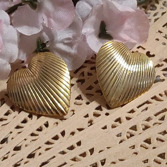Gold Heart Earrings pierced light weight - Picture 1 of 7